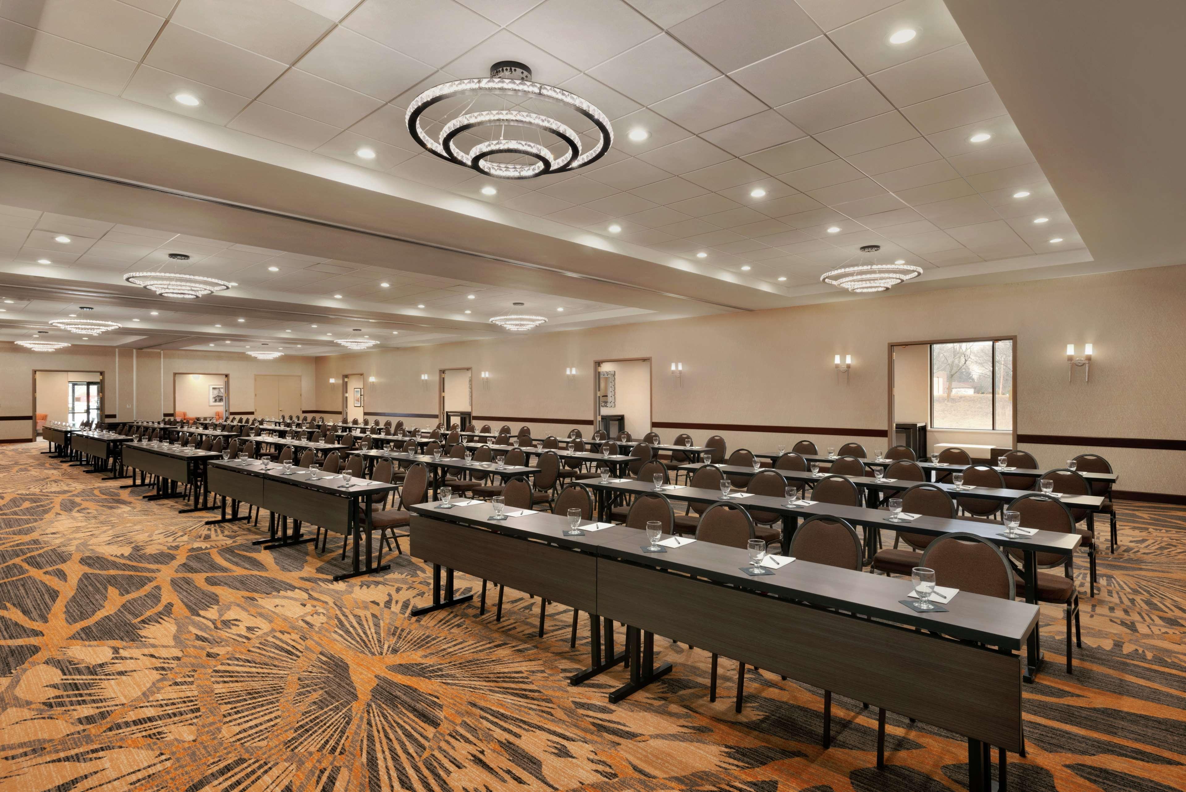 Embassy Suites By Hilton Milwaukee Brookfield Exterior foto