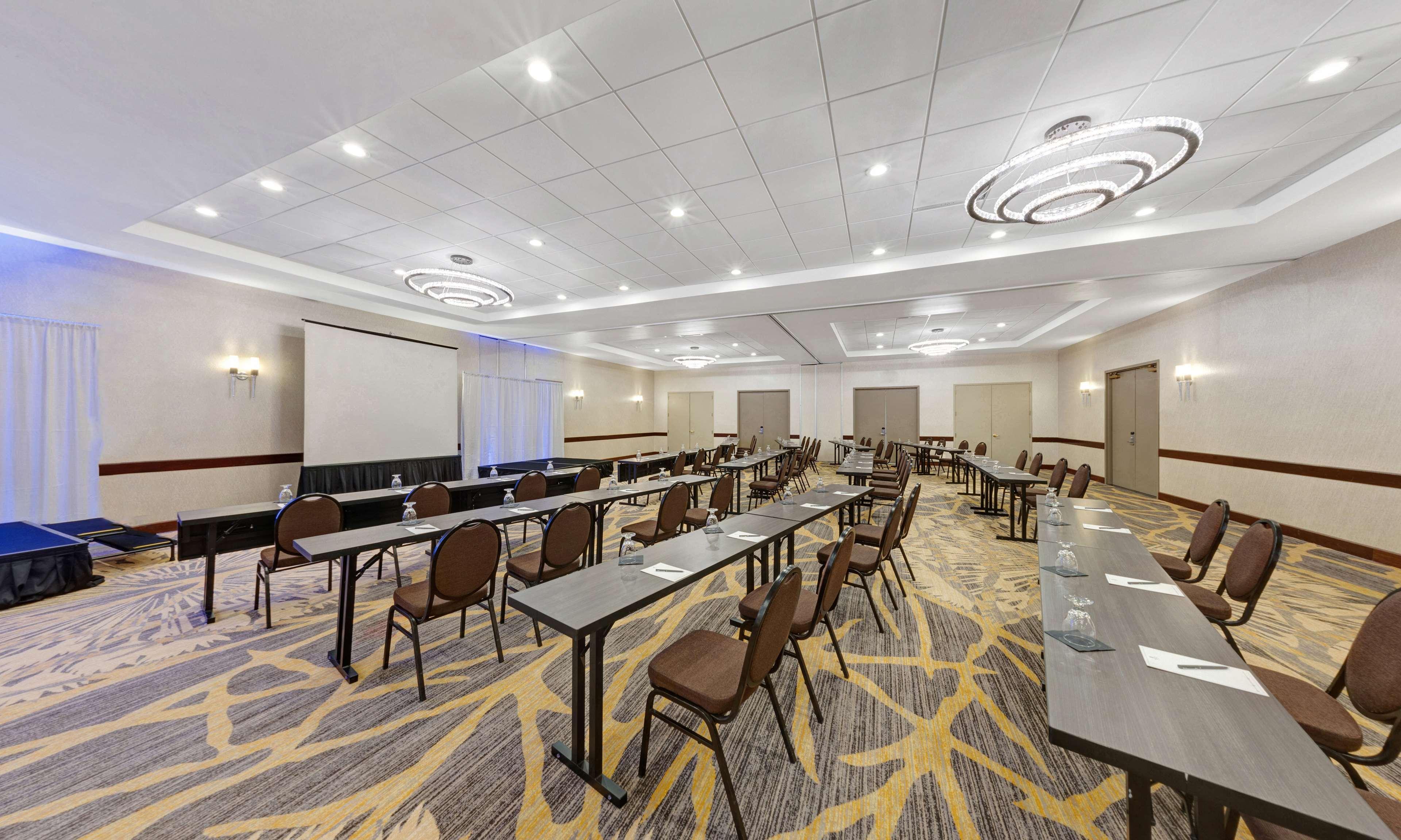 Embassy Suites By Hilton Milwaukee Brookfield Exterior foto