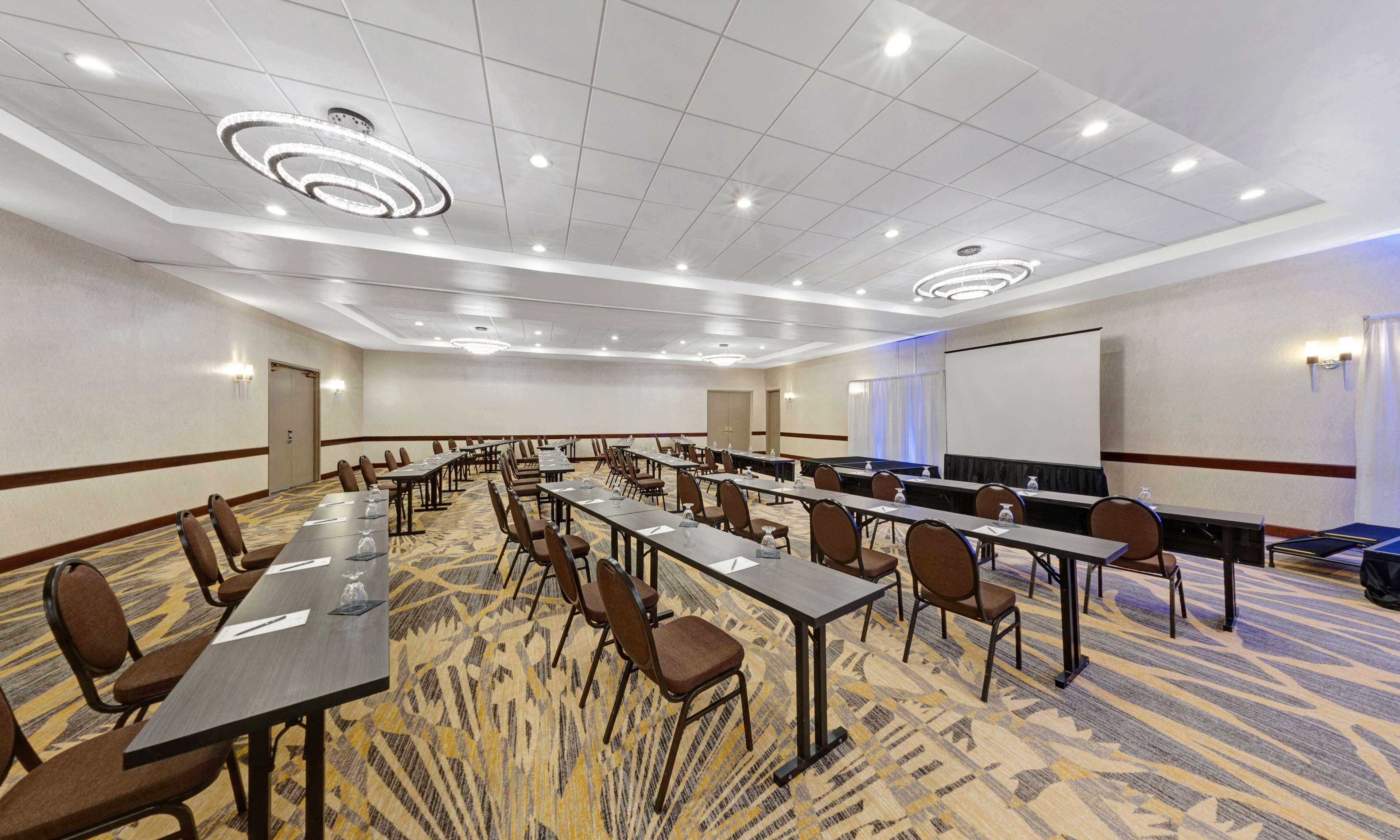Embassy Suites By Hilton Milwaukee Brookfield Exterior foto