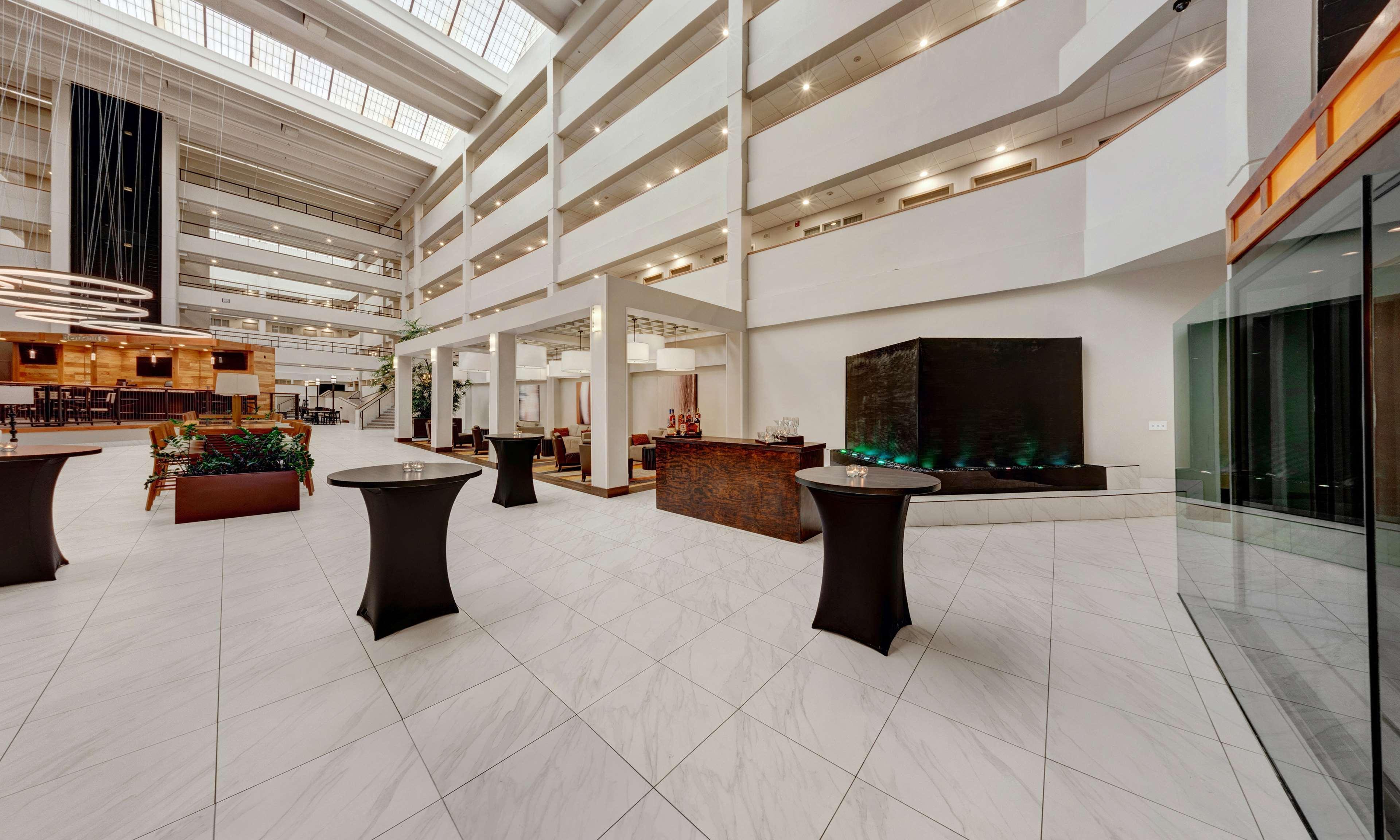 Embassy Suites By Hilton Milwaukee Brookfield Exterior foto